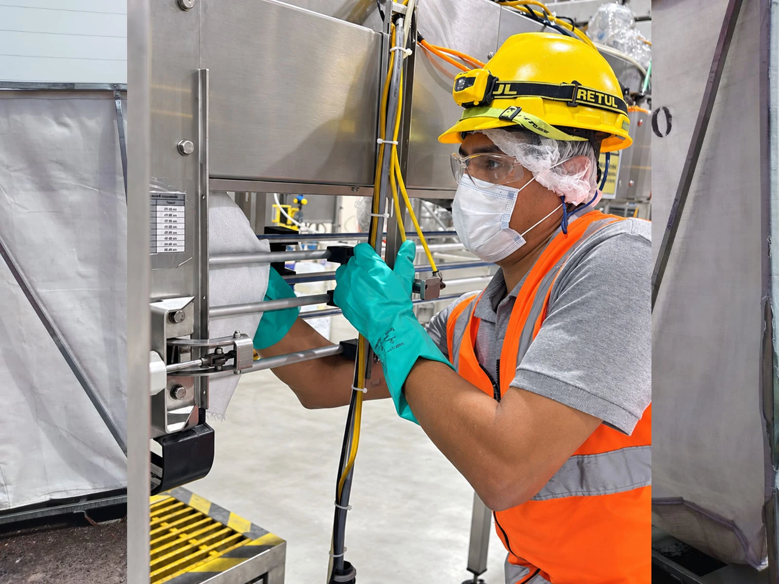 Personal con equipo de protección trabajando en instalaciones industriales